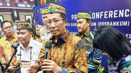 Menteri Hukum Supratman Andi Agtas didampingi Gubernur Kalteng Agustiar Sabran, di Palangka Raya, Kalteng, Kamis (6/11/2025). (ANTARA/M Arif Hidayat)