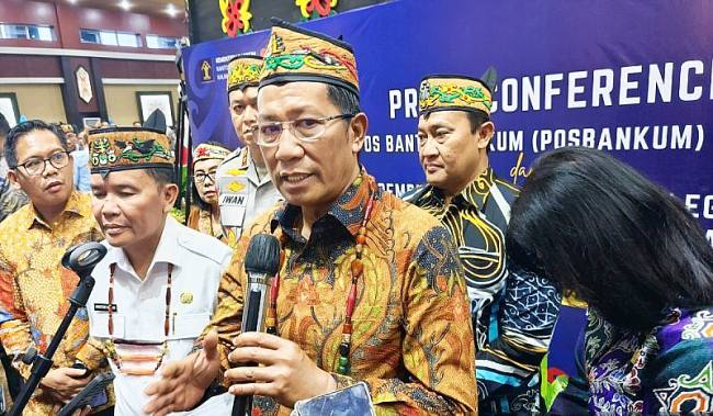 Menteri Hukum Supratman Andi Agtas didampingi Gubernur Kalteng Agustiar Sabran, di Palangka Raya, Kalteng, Kamis (6/11/2025). (ANTARA/M Arif Hidayat)