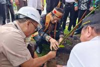 Menteri Agama (Menag) Republik Indonesia Nasaruddin Umar menanam pohon di lingkungan IAHN Tampung Penyang Palangka Raya, Kalimantan Tengah, Kamis (6/11/2025). ANTARA/M Arif Hidayat)