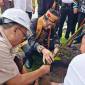 Menteri Agama (Menag) Republik Indonesia Nasaruddin Umar menanam pohon di lingkungan IAHN Tampung Penyang Palangka Raya, Kalimantan Tengah, Kamis (6/11/2025). ANTARA/M Arif Hidayat)
