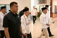 Gubernur Kalteng Agustiar Sabran membersamai kedatangan Ketua Umum Pengurus Pusat Dewan Masjid Indonesia (DMI) Pusat Jusuf Kalla di Palangka Raya, Rabu (12/11/2025). (SI/ANTARA/Biro Adpim Pemprov Kalteng)