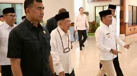 Gubernur Kalteng Agustiar Sabran membersamai kedatangan Ketua Umum Pengurus Pusat Dewan Masjid Indonesia (DMI) Pusat Jusuf Kalla di Palangka Raya, Rabu (12/11/2025). (SI/ANTARA/Biro Adpim Pemprov Kalteng)