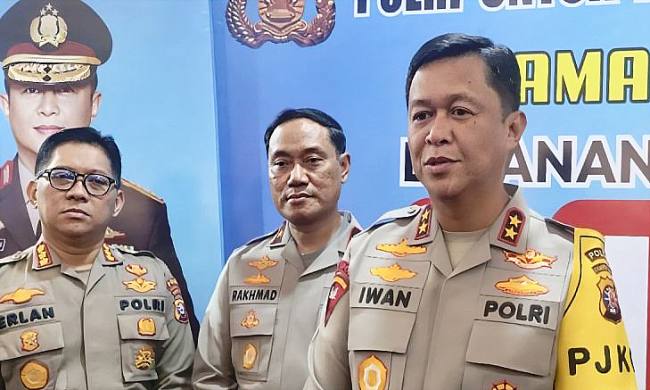 Kapolda Kalteng Irjen Pol, Iwan Kurniawan (kanan) dan jajaran. (Foto: Antara/Rajib Rizali)