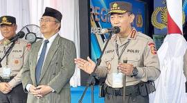 Kapolri Listyo Sigit Prabowo didampingi Ketua Komisi Reformasi Polri Jimly Asshiddiqie dalam Apel Kasatwil 2025 di Satlat Brimob Cikeas, Kabupaten Bogor, Jawa Barat, Senin (24/11/2025). (Foto: Antara/M Fikri Setiawan)

