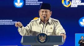 Presiden RI Prabowo Subianto berpidato dalam agenda puncak peringatan Hari Guru Nasional 2025 di kompleks Gelora Bung Karno (GBK), Senayan, Jakarta, Jumat (28/11/2025). (Tangkapan Layar Biro Setpres)