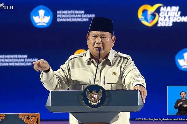 Presiden RI Prabowo Subianto berpidato dalam agenda puncak peringatan Hari Guru Nasional 2025 di kompleks Gelora Bung Karno (GBK), Senayan, Jakarta, Jumat (28/11/2025). (Tangkapan Layar Biro Setpres)