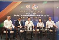 Ketua Umum Kadin Indonesia Anindya Bakrie (tengah) dalam konferensi pers jelang Rapat Pimpinan Nasional 2025 Kadin Indonesia di Jakarta, Selasa (25/11/2025). (ANTARA/Aji Cakti)