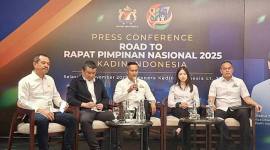 Ketua Umum Kadin Indonesia Anindya Bakrie (tengah) dalam konferensi pers jelang Rapat Pimpinan Nasional 2025 Kadin Indonesia di Jakarta, Selasa (25/11/2025). (ANTARA/Aji Cakti)
