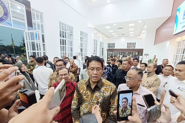 Menteri Keuangan (Menkeu) Purbaya Yudhi Sadewa usai menjadi pembicara di Universitas Airlangga Surabaya, Senin (10/11/2025). (ANTARA/Willi Irawan)