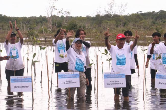 KLH bersama Pemprov Kalsel dan kelompok tani melaksanakan penanaman mangrove. Foto : MC Kalsel