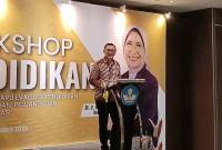 
Direktur Pendidikan Profesi Guru Kemendikdasmen Ferry Maulana Putra saat Lokakarya Pendidikan bersama Komisi X DPR RI dan perwakilan guru se-Kaltim di Samarinda, Kamis (20/11/2025). (Foto: ANTARA/A Rifandi)