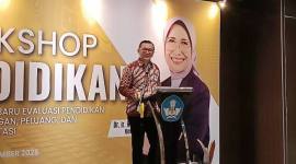 
Direktur Pendidikan Profesi Guru Kemendikdasmen Ferry Maulana Putra saat Lokakarya Pendidikan bersama Komisi X DPR RI dan perwakilan guru se-Kaltim di Samarinda, Kamis (20/11/2025). (Foto: ANTARA/A Rifandi)