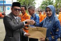 Penyerahan SK berlangsung di halaman kantor BPBD Kabupaten Balangan. Senin (10/11/2025) (SuarIndonesia/Adv)