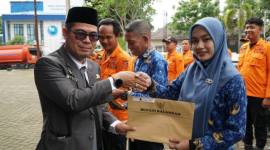 Penyerahan SK berlangsung di halaman kantor BPBD Kabupaten Balangan. Senin (10/11/2025) (SuarIndonesia/Adv)