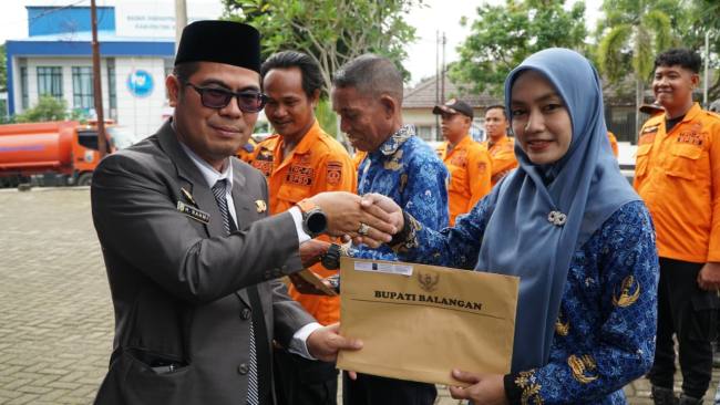 Penyerahan SK berlangsung di halaman kantor BPBD Kabupaten Balangan. Senin (10/11/2025) (SuarIndonesia/Adv)