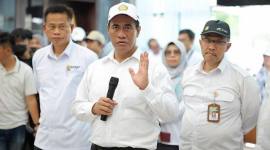 Menteri Pertanian Andi Amran Sulaiman (tengah) melakukan inspeksi mendadak di lahan percobaan Balai Besar Perakitan dan Modernisasi Pertanian (BRMP) Tanaman Padi Sukamandi, Kabupaten Subang, Jawa Barat, Rabu (12/11/2025). (Humas Kementan)
