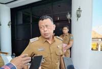 Bupati Ponorogo Sugiri Sancoko menjawab pertanyaan awak media terkait kebijakan tarif PBB pedesaan dan perkotaan di Ponorogo. (Antara/HO-Prastyo)