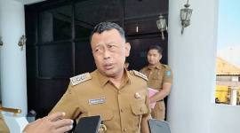 Bupati Ponorogo Sugiri Sancoko menjawab pertanyaan awak media terkait kebijakan tarif PBB pedesaan dan perkotaan di Ponorogo. (Antara/HO-Prastyo)
