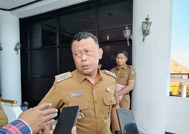 Bupati Ponorogo Sugiri Sancoko menjawab pertanyaan awak media terkait kebijakan tarif PBB pedesaan dan perkotaan di Ponorogo. (Antara/HO-Prastyo)