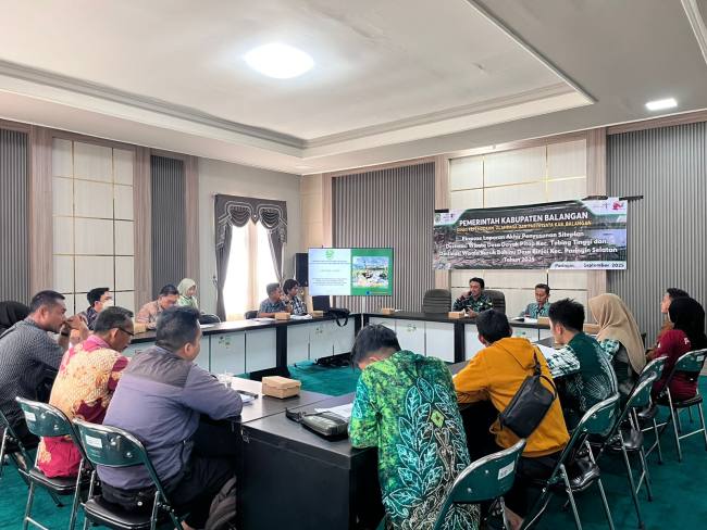 Teks foto : Penyampaian laporan akhir site plan dua destinasi wisata di Balangan. foto; MC Balangan