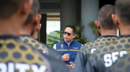 Deputi Bidang Sosial, Budaya dan Pemberdayaan Masyarakat Otorita IKN Alimuddin, memberikan pengarahan kepada warga lokal yang bakal mengikuti pelatihan peningkatan SDM bersertifikasi. (Dok Humas OIKN)