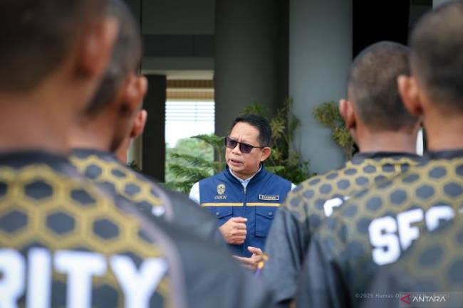 Deputi Bidang Sosial, Budaya dan Pemberdayaan Masyarakat Otorita IKN Alimuddin, memberikan pengarahan kepada warga lokal yang bakal mengikuti pelatihan peningkatan SDM bersertifikasi. (Dok Humas OIKN)