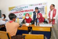 Staf Khusus Wakil Presiden NT Budi Harjanto (baju putih) bersama Kepala Otorita IKN Basuki Hadimuljono (gunakan topi) meninjau kegiatan CGK terhadap peserta didik di wilayah IKN di Kecamatan Sepaku, Kabupaten Penajam Paser Utara, Provinsi Kalimantan Timur. (SI/ANTARA/DOK Humas OIKN)
