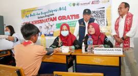 Staf Khusus Wakil Presiden NT Budi Harjanto (baju putih) bersama Kepala Otorita IKN Basuki Hadimuljono (gunakan topi) meninjau kegiatan CGK terhadap peserta didik di wilayah IKN di Kecamatan Sepaku, Kabupaten Penajam Paser Utara, Provinsi Kalimantan Timur. (SI/ANTARA/DOK Humas OIKN)
