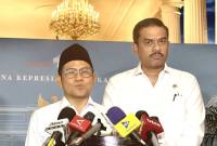 Menteri Koordinator Bidang Pemberdayaan Masyarakat, Muhaimin Iskandar (Cak Imin) didampingi Menteri UMKM Maman Abdurahman menyampaikan keterangan seputar hasil rapat terbatas di kompleks Istana Kepresidenan, Jakarta, Selasa (4/11/2025). (ANTARA/Andi Firdaus)