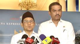 Menteri Koordinator Bidang Pemberdayaan Masyarakat, Muhaimin Iskandar (Cak Imin) didampingi Menteri UMKM Maman Abdurahman menyampaikan keterangan seputar hasil rapat terbatas di kompleks Istana Kepresidenan, Jakarta, Selasa (4/11/2025). (ANTARA/Andi Firdaus)