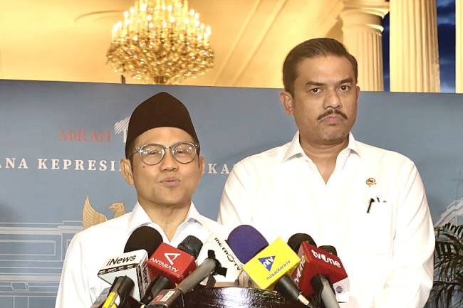 Menteri Koordinator Bidang Pemberdayaan Masyarakat, Muhaimin Iskandar (Cak Imin) didampingi Menteri UMKM Maman Abdurahman menyampaikan keterangan seputar hasil rapat terbatas di kompleks Istana Kepresidenan, Jakarta, Selasa (4/11/2025). (ANTARA/Andi Firdaus)