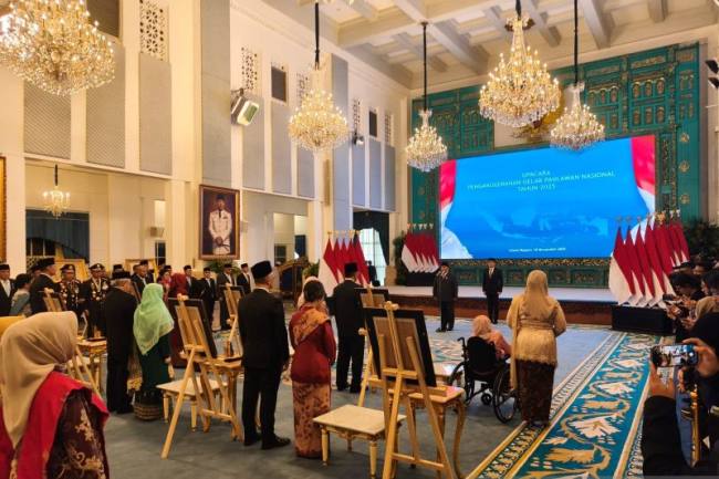 Presiden RI Prabowo Subianto memimpin Upacara Penganugerahan Gelar Pahlawan Nasional 2025 di Istana Negara, Jakarta, Senin (10/11/2025). (ANTARA/Andi Firdaus)
