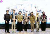 Perwakilan Anak Anak dari Digital Youth Council Save the Children foto bersama dengan Menteri PPPA Arifah Fauzi (empat dari kiri), Menteri Komdigi Meutya Hafid (tiga dari kanan) dan CEO Save the Children Indonesia Dessy Kurwiany Ukar (tiga dari kiri) setelah menyampaikan aspirasi mereka tentang pentingnya perlindungan anak di ruang digital di Jakarta pada Kamis (20/11/2025). (Foto: Dok KemenPPPA)