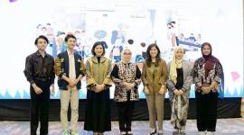 Perwakilan Anak Anak dari Digital Youth Council Save the Children foto bersama dengan Menteri PPPA Arifah Fauzi (empat dari kiri), Menteri Komdigi Meutya Hafid (tiga dari kanan) dan CEO Save the Children Indonesia Dessy Kurwiany Ukar (tiga dari kiri) setelah menyampaikan aspirasi mereka tentang pentingnya perlindungan anak di ruang digital di Jakarta pada Kamis (20/11/2025). (Foto: Dok KemenPPPA)