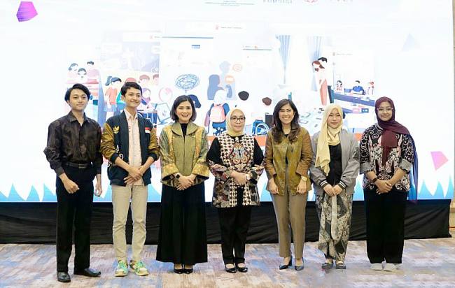 Perwakilan Anak Anak dari Digital Youth Council Save the Children foto bersama dengan Menteri PPPA Arifah Fauzi (empat dari kiri), Menteri Komdigi Meutya Hafid (tiga dari kanan) dan CEO Save the Children Indonesia Dessy Kurwiany Ukar (tiga dari kiri) setelah menyampaikan aspirasi mereka tentang pentingnya perlindungan anak di ruang digital di Jakarta pada Kamis (20/11/2025). (Foto: Dok KemenPPPA)
