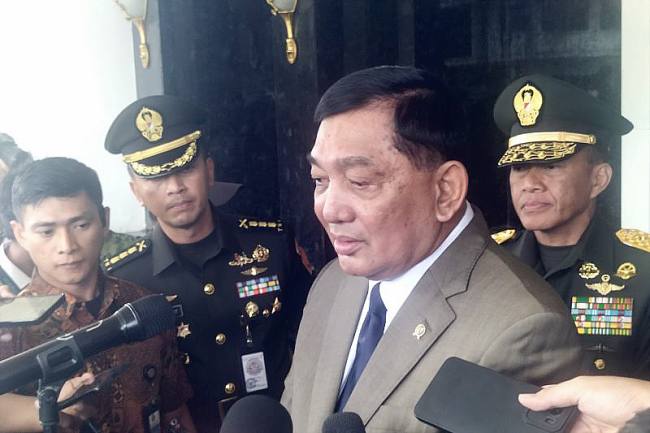 Menteri Pertahanan Sjafrie Sjamsoeddin saat ditemui di kantor Kementerian Pertahanan, Jumat (14/11/2025). (Foto: ANTARA/Walda Marison)