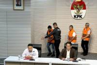 Wakil Ketua Komisi Pemberantasan Korupsi Johanis Tanak (depan, kanan) bersama Pelaksana Tugas Deputi Penindakan dan Eksekusi KPK Asep Guntur Rahayu (depan, kiri) memperlihatkan ketiga tersangka kasus dugaan korupsi dalam bentuk pemerasan di lingkungan Pemerintah Provinsi Riau tahun anggaran 2025, yakni (kiri-kanan) Tenaga Ahli Gubernur Riau Dani M Nursalam, Gubernur Riau Abdul Wahid, dan Kepala Dinas PUPRPKPP Riau M. Arief Setiawan di Gedung Merah Putih KPK, Jakarta, Rabu (5/11/2025). (ANTARA/Rio Feisal)
