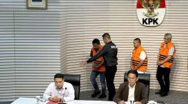 Wakil Ketua Komisi Pemberantasan Korupsi Johanis Tanak (depan, kanan) bersama Pelaksana Tugas Deputi Penindakan dan Eksekusi KPK Asep Guntur Rahayu (depan, kiri) memperlihatkan ketiga tersangka kasus dugaan korupsi dalam bentuk pemerasan di lingkungan Pemerintah Provinsi Riau tahun anggaran 2025, yakni (kiri-kanan) Tenaga Ahli Gubernur Riau Dani M Nursalam, Gubernur Riau Abdul Wahid, dan Kepala Dinas PUPRPKPP Riau M. Arief Setiawan di Gedung Merah Putih KPK, Jakarta, Rabu (5/11/2025). (ANTARA/Rio Feisal)
