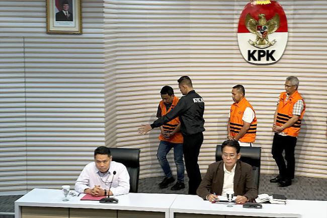 Wakil Ketua Komisi Pemberantasan Korupsi Johanis Tanak (depan, kanan) bersama Pelaksana Tugas Deputi Penindakan dan Eksekusi KPK Asep Guntur Rahayu (depan, kiri) memperlihatkan ketiga tersangka kasus dugaan korupsi dalam bentuk pemerasan di lingkungan Pemerintah Provinsi Riau tahun anggaran 2025, yakni (kiri-kanan) Tenaga Ahli Gubernur Riau Dani M Nursalam, Gubernur Riau Abdul Wahid, dan Kepala Dinas PUPRPKPP Riau M. Arief Setiawan di Gedung Merah Putih KPK, Jakarta, Rabu (5/11/2025). (ANTARA/Rio Feisal)
