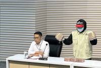 Pelaksana Tugas Deputi Penindakan dan Eksekusi Komisi Pemberantasan Korupsi Asep Guntur Rahayu (kiri) mempersilakan petugas untuk menampilkan barang bukti Rp500 juta terkait kasus dugaan suap pengurusan jabatan, proyek pekerjaan di Rumah Sakit Umum Daerah Dr Harjono Ponorogo, dan penerimaan lainnya atau gratifikasi di lingkungan Pemerintah Kabupaten Ponorogo, Jawa Timur, di Gedung Merah Putih KPK, Jakarta, Minggu (9/11/2025). (ANTARA/Rio Feisal)