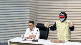 Pelaksana Tugas Deputi Penindakan dan Eksekusi Komisi Pemberantasan Korupsi Asep Guntur Rahayu (kiri) mempersilakan petugas untuk menampilkan barang bukti Rp500 juta terkait kasus dugaan suap pengurusan jabatan, proyek pekerjaan di Rumah Sakit Umum Daerah Dr Harjono Ponorogo, dan penerimaan lainnya atau gratifikasi di lingkungan Pemerintah Kabupaten Ponorogo, Jawa Timur, di Gedung Merah Putih KPK, Jakarta, Minggu (9/11/2025). (ANTARA/Rio Feisal)