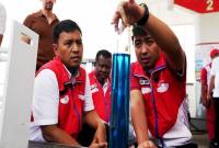 Tim dari Pertamina melakukan pengecekan kualitas dan kuantitas (Quality Quantity/QQ Check) serta melakukan uji tera nozzle atau ketepatan takaran dispenser di sejumlah SPBU wilayah Banjarmasin di Banjarmasin, beberapa waktu lalu. (SI/ANTARA/Dok Humas Pertamina Banjarmasin)