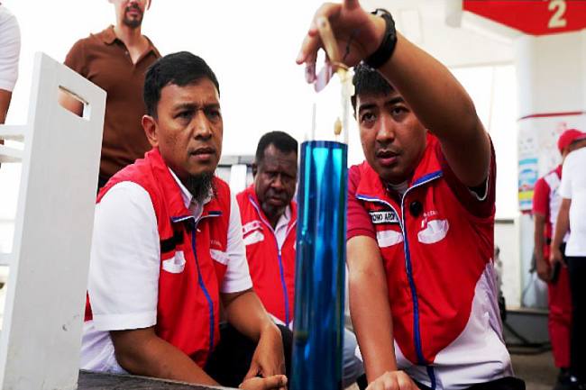 Tim dari Pertamina melakukan pengecekan kualitas dan kuantitas (Quality Quantity/QQ Check) serta melakukan uji tera nozzle atau ketepatan takaran dispenser di sejumlah SPBU wilayah Banjarmasin di Banjarmasin, beberapa waktu lalu. (SI/ANTARA/Dok Humas Pertamina Banjarmasin)