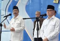 Menteri Sosial Saifullah Yusuf (kiri) dan Menteri Perlindungan Pekerja Migran Indonesia (P2MI) Mukhtarudin (kanan) memberikan keterangan setelah pertemuan tertutup terkait pembahasan perjanjian kerja sama di Kantor Kementerian P2MI di Jakarta, Senin (3/11/2025). (ANTARA/M Riezko Bima Elko Prasetyo)