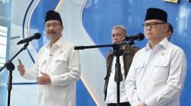 Menteri Sosial Saifullah Yusuf (kiri) dan Menteri Perlindungan Pekerja Migran Indonesia (P2MI) Mukhtarudin (kanan) memberikan keterangan setelah pertemuan tertutup terkait pembahasan perjanjian kerja sama di Kantor Kementerian P2MI di Jakarta, Senin (3/11/2025). (ANTARA/M Riezko Bima Elko Prasetyo)