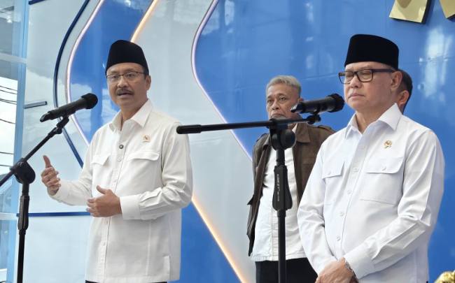 Menteri Sosial Saifullah Yusuf (kiri) dan Menteri Perlindungan Pekerja Migran Indonesia (P2MI) Mukhtarudin (kanan) memberikan keterangan setelah pertemuan tertutup terkait pembahasan perjanjian kerja sama di Kantor Kementerian P2MI di Jakarta, Senin (3/11/2025). (ANTARA/M Riezko Bima Elko Prasetyo)