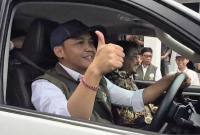 Menteri Kehutanan (Menhut) Raja Juli Antoni mencoba kendaraan diesel yang diisi dengan bahan bakar bioetanol dari aren dalam rangkaian acara Inaugurasi Proyek Percontohan Bioetanol Berbasis Aren di Kamojang, Kabupaten Bandung, Jawa Barat, Rabu (19/11/2025). (Foto: Antara/Feri Purnama)