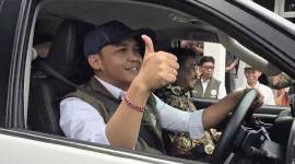 Menteri Kehutanan (Menhut) Raja Juli Antoni mencoba kendaraan diesel yang diisi dengan bahan bakar bioetanol dari aren dalam rangkaian acara Inaugurasi Proyek Percontohan Bioetanol Berbasis Aren di Kamojang, Kabupaten Bandung, Jawa Barat, Rabu (19/11/2025). (Foto: Antara/Feri Purnama)