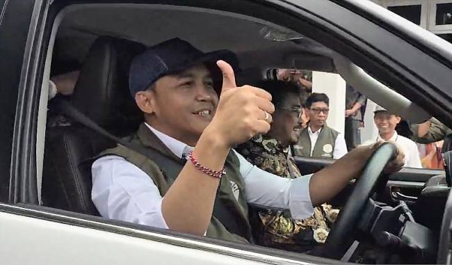 Menteri Kehutanan (Menhut) Raja Juli Antoni mencoba kendaraan diesel yang diisi dengan bahan bakar bioetanol dari aren dalam rangkaian acara Inaugurasi Proyek Percontohan Bioetanol Berbasis Aren di Kamojang, Kabupaten Bandung, Jawa Barat, Rabu (19/11/2025). (Foto: Antara/Feri Purnama)