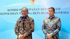 Anggota Komisi Percepatan Reformasi Polri Badrodin Haiti memberikan keterangan pers usai melakukan audiensi dengan perwakilan pegiat lingkungan di Kementerian Sekretariat Negara, Jakarta, Rabu (26/11/2025). (Foto: Antara/Mentari Dwi G)